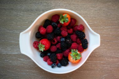 Bir kase taze karışık dut..