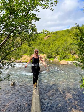 Kadın temiz akış üzerinde denge kurar