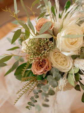 Beyaz ve şeftali güllü gelin buketi