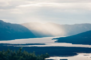 Bulutların Arasında Güneş Işığıyla Manzaralı Nordic Lake View