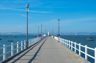 Güneşli bir günde Jetty. Portekiz 'in Alcochete köyündeki iskelede.