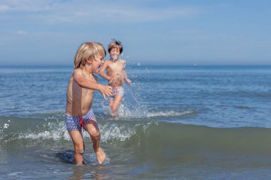 Neşeli Dalgalar ve Kardeşler Kumsalda Gülüşmeler