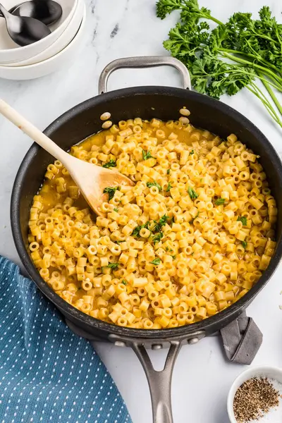 Üzerine rendelenmiş peynir konmuş, parmesan ditalini çorbası.