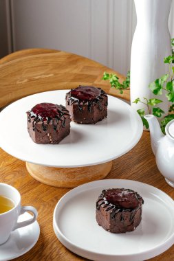 Çikolata tatlı bir plaka üzerinde