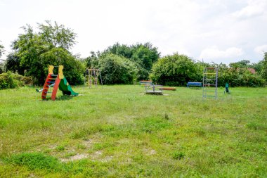 Çocuk parkı. Salla, atlıkarınca ve
