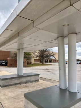 Alış veriş merkezinin girişinde kolonlar, beton banklar.