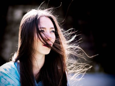 Rüzgarlı bir günde güzel bir esmer