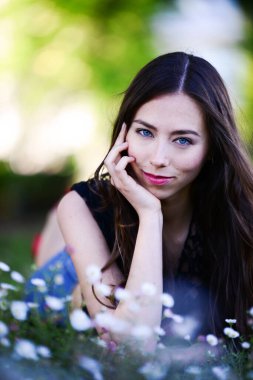 güzel bir genç kadın çimlere rahatlatıcı