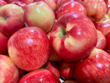 Süpermarkette sarı ve kırmızı ballı elmalara yakın çekim