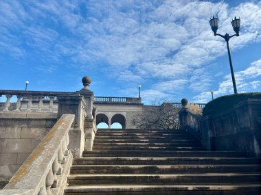 Kemerli bir binaya çıkan zarif taş merdiven.