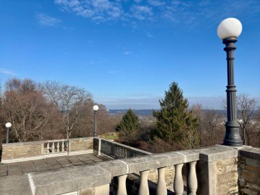 Vintage lamba direkleri ve açık mavi gökyüzü olan yükseltilmiş taş teras.