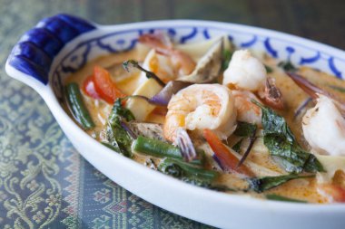 Taze bir karides bir Tayland restoranında masada oturur..