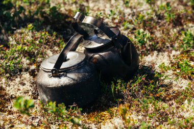 İki Eskimiş Kahve Çaydanlığı