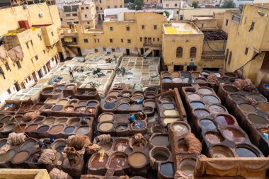Deri tabakhaneler, boya fıçıları ve etrafındaki binalar.