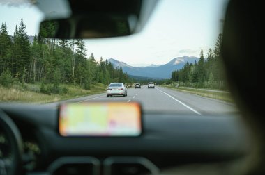 Banff, Alberta, Kanada - 25 Ağustos 2024: Banff 'a doğru sürüş