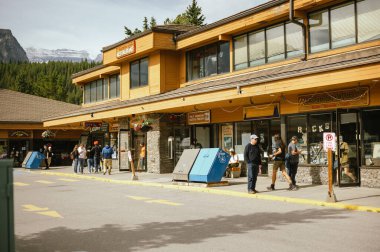 Louise Gölü, Alberta, Kanada - 26 Ağustos 2024: Samson Alışveriş Merkezi