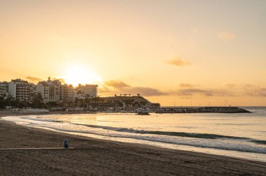 2024 yılında İspanya 'nın Alicante kentindeki Benidorm şehrinde gün doğumu.