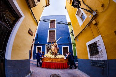 İsa Palm Sunday 'de Villajoyosa' nın ana caddesinde yürüyor.