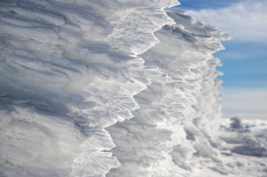 Büyük beyaz buz sarkıtları donmuş kış dünyası