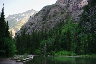 Buzul Ulusal Parkı 'ndaki Avalanche Gölü' nün yan görüntüsü