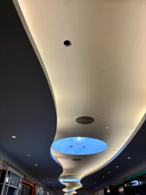 Çatı penceresi olan modern tavan, alışveriş merkezinde dalgalı tasarım