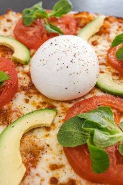 Burrata pizzasının yakın çekimi.