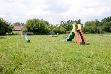 Çocuk parkı. Salla, atlıkarınca ve kay