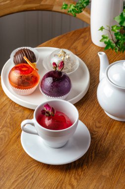 Karamelli çay bombaları.