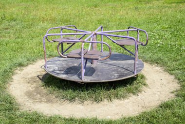 Çocukların demir atlıkarıncaları.