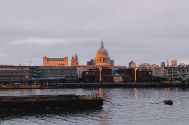St. Paul Katedrali ve Londra Okulu 'nun sıcak günbatımı