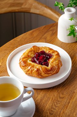 Böğürtlen reçelli çörek