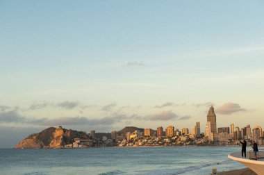 İspanya 'da Benidorm üzerinde açık bir günde Güneşin Doğuşunda Panorama.