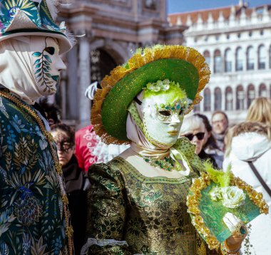 Venedik karnavalı: özenle hazırlanmış kostümler ve St. Louis 'deki karmaşık maskeler.