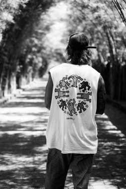 Bambu kemerli bir adam.