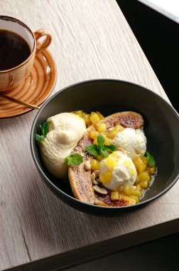 Karamelli muz ve mangolu dondurma.