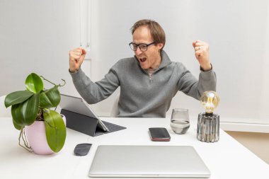 Girişimci işindeki başarısını kutluyor.