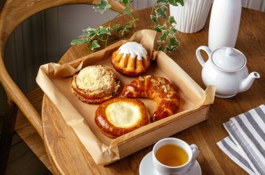 Çörekler çay tepsisinde