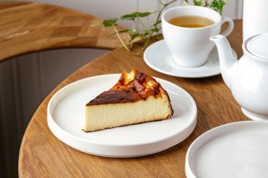 Çayla tabakta cheesecake