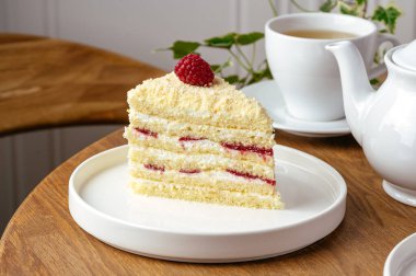 Böğürtlenli ve kremalı tatlı.