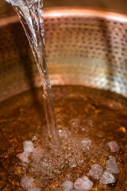 Rahatlamak için bakır bir leğene su dökülüyor..