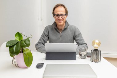 Girişimci kameraya bakarken gülümsüyor..