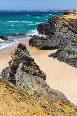 Atlantik Okyanusu kıyıları kayalar, hafif kum ve turkuaz suyla