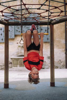 Çocuk parkında beden eğitimi