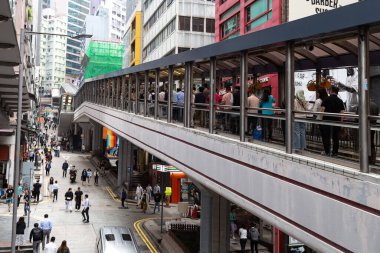 İş çıkış saatinde dünyanın en uzun yürüyen merdiveninde gidip gelen insanlar.