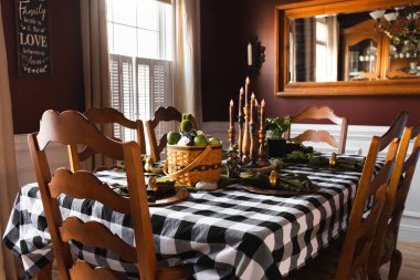 Masa örtüsü ve şenlikli bahar süsü olan yemek odası.