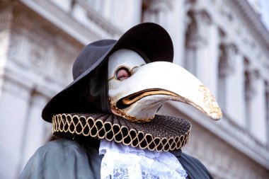 Gaga maskeli geleneksel kostümlü Venedikli veba doktoru