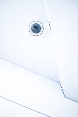 Havaalanındaki güvenlik kamerasının tam altında.