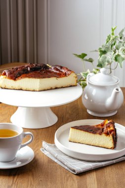 Bir fincan çayla tabakta cheesecake