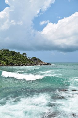 Tropik bir manzarada turkuaz dalgalı sakin Oaxaca plajı