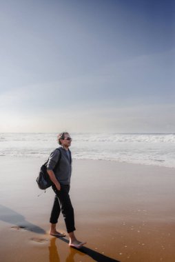 Praia da Adraga Sahilinde Yalınayak Yürüyen Adam